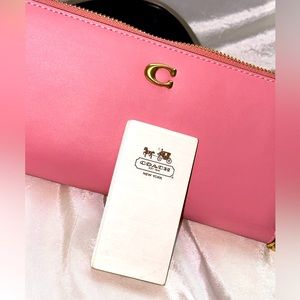 coach newest style wyn leather wallet, brand new never been used